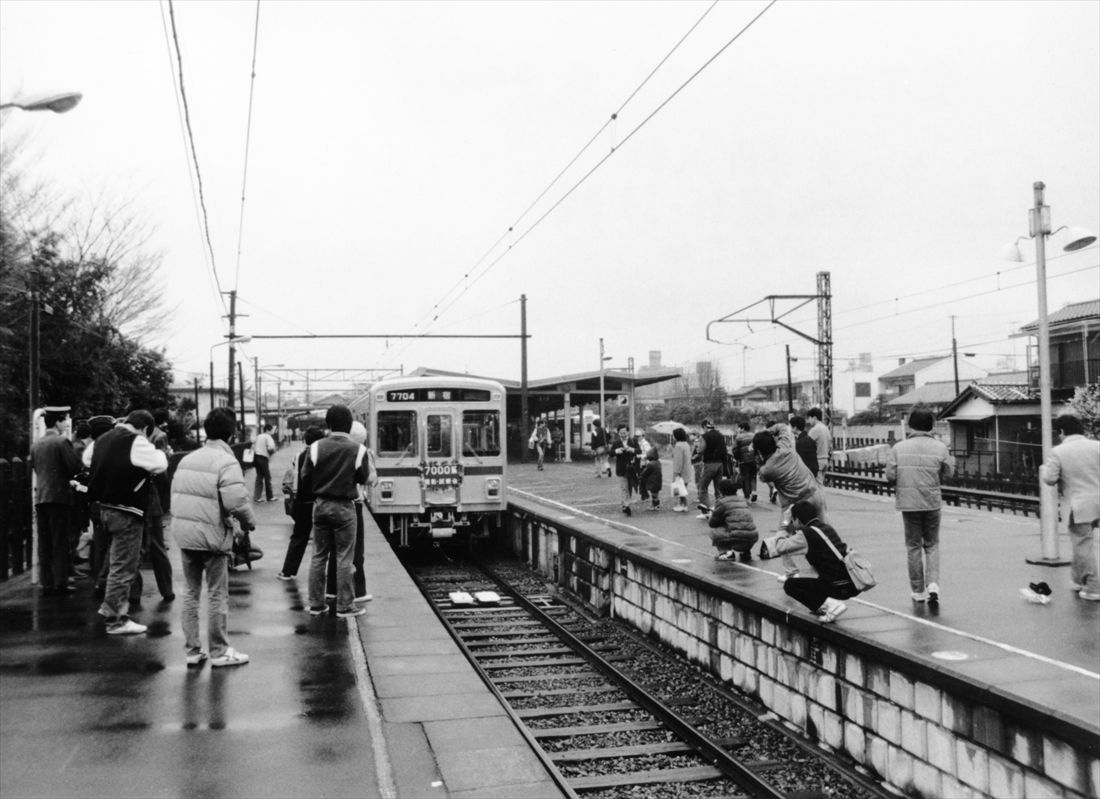 7000系入線記念撮影・試乗会の様子。府中競馬正門前にて＝1984年（写真：京王電鉄）
