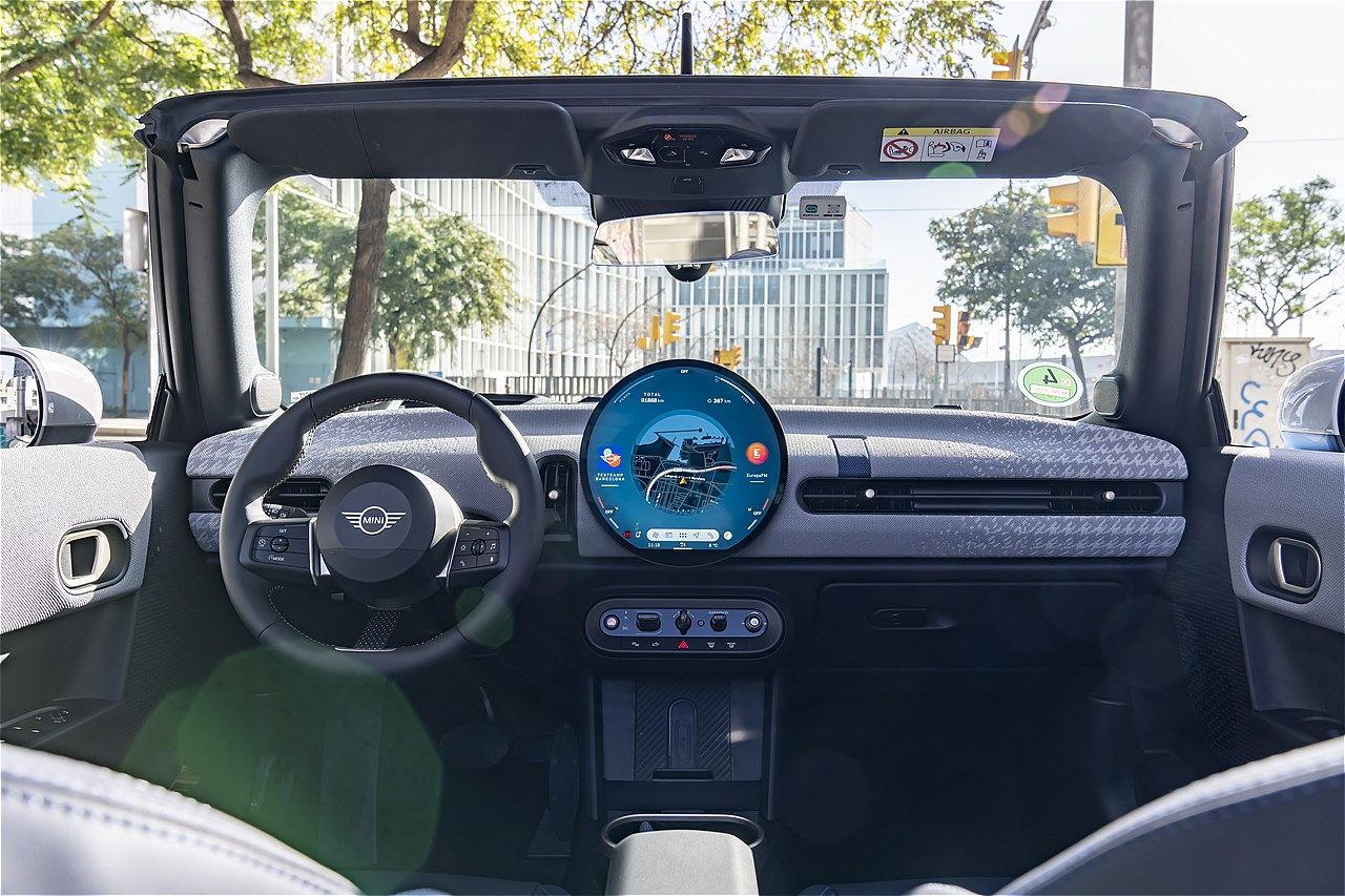 MINI（ミニ）の新型「ミニ・クーパー・コンバーチブルS」（写真：MINI）