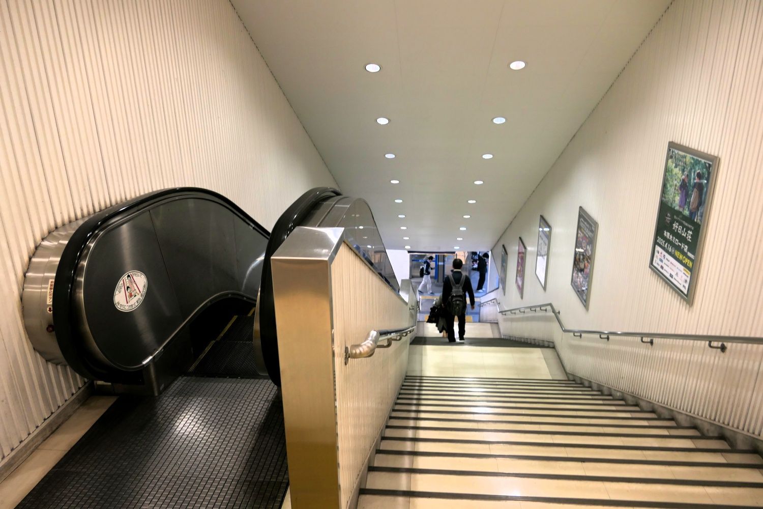 ミロード改札から上りホームへの階段（記者撮影）