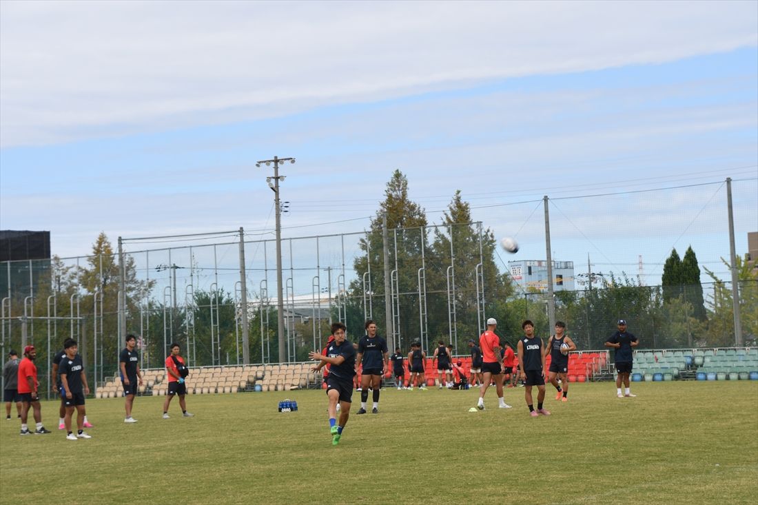 練習中の「花園近鉄ライナーズ」の選手たち（記者撮影）