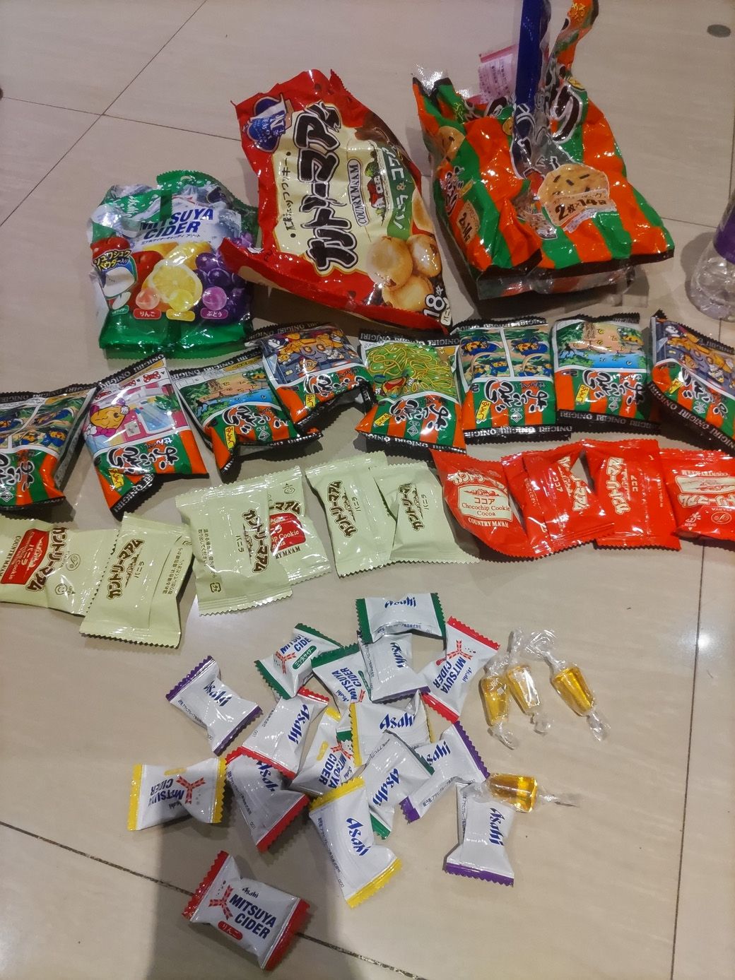 お礼を伝えたり、良好なコミュニケーションをするために便利なバラマキ用お菓子。写真はバングラデシュ渡航時に持参したもの（筆者撮影）