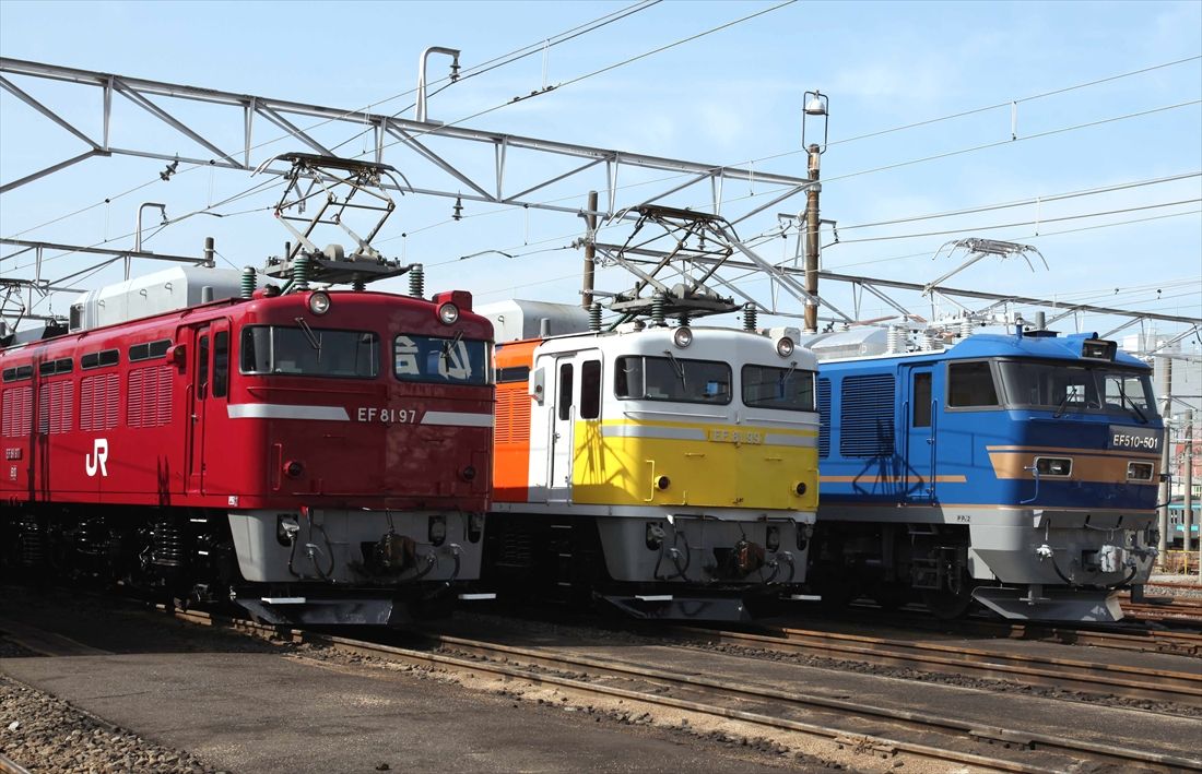田端車両センターに並んだEF81形の北斗星色・カシオペア専用機とEF510形の北斗星色（撮影：南正時）
