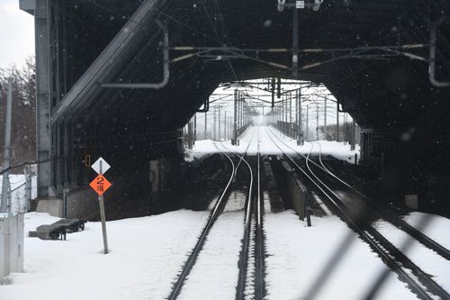 北海道側共用区間の終わり。在来線は左に曲がる。新幹線は直進（記者撮影）