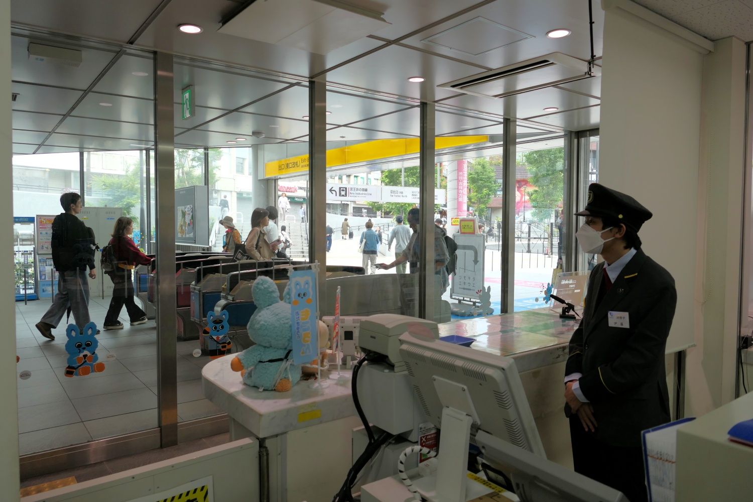 カウンターの内側から見た東口の改札口（記者撮影）