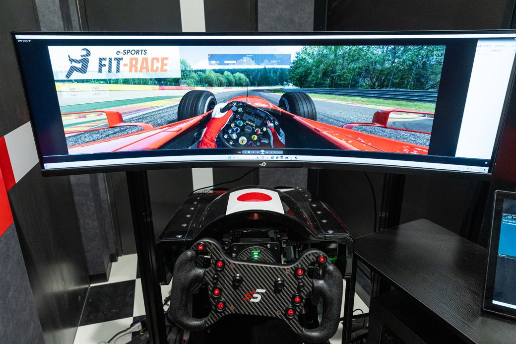 ドライビングシュミレーターなるものまで。プロレーサーも練習に使用する本格的なものだというが、少しニッチ過ぎる気もする（写真：フィットイージー提供）