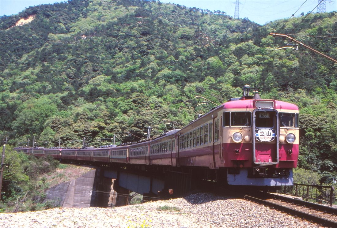 新緑のループ線を行く急行「立山」。グリーン車は1両に減車されている（撮影：南正時）