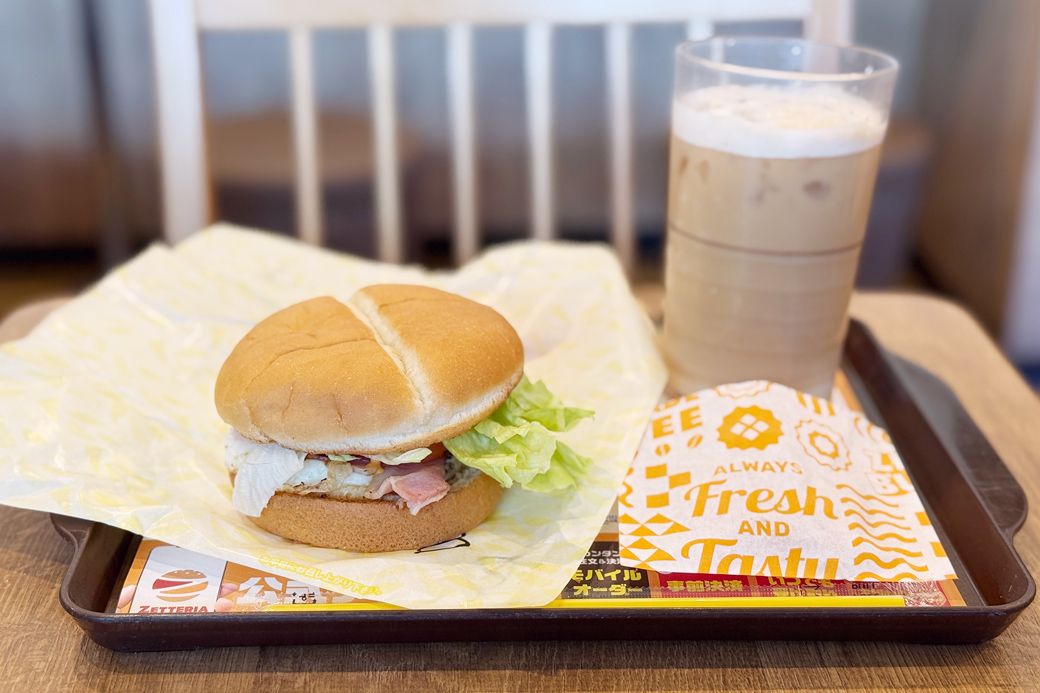 BLTエッグサンドセット590円。パンにベーコンエッグとサラダを挟んであり、1つで朝ごはんが完結する（写真：筆者撮影）