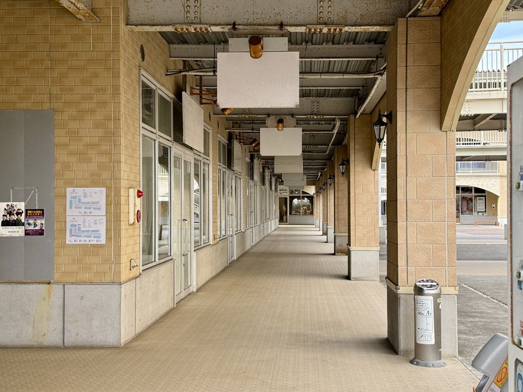 センターコートに面したエリアに空き区画が目立つ（筆者撮影）