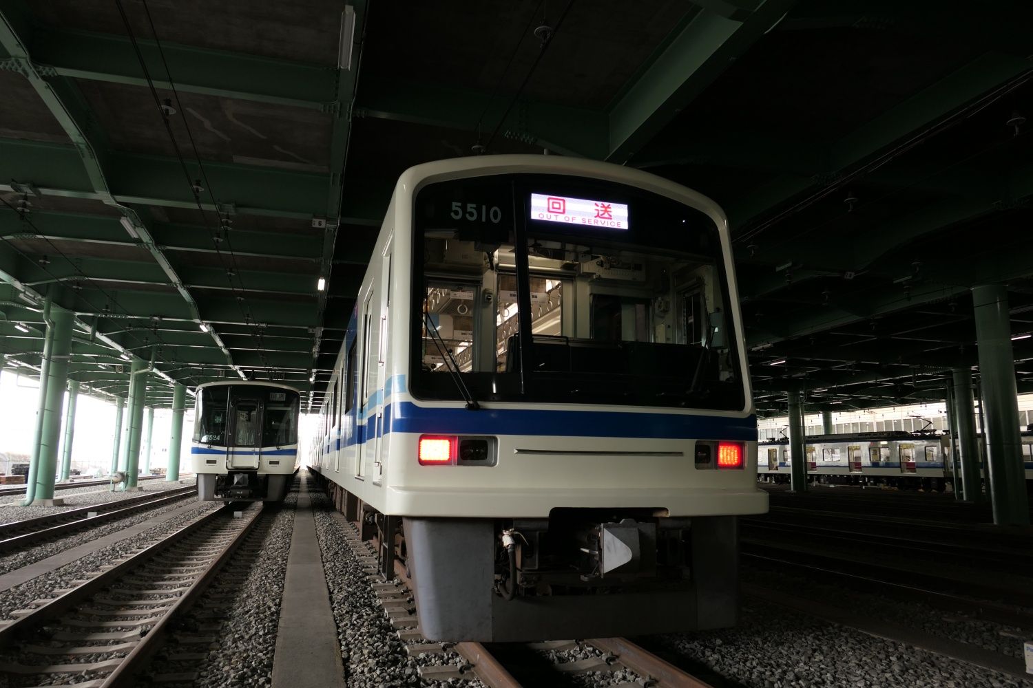 尾灯は前照灯の外側。「回送」の表示は白地に赤文字だ（記者撮影）