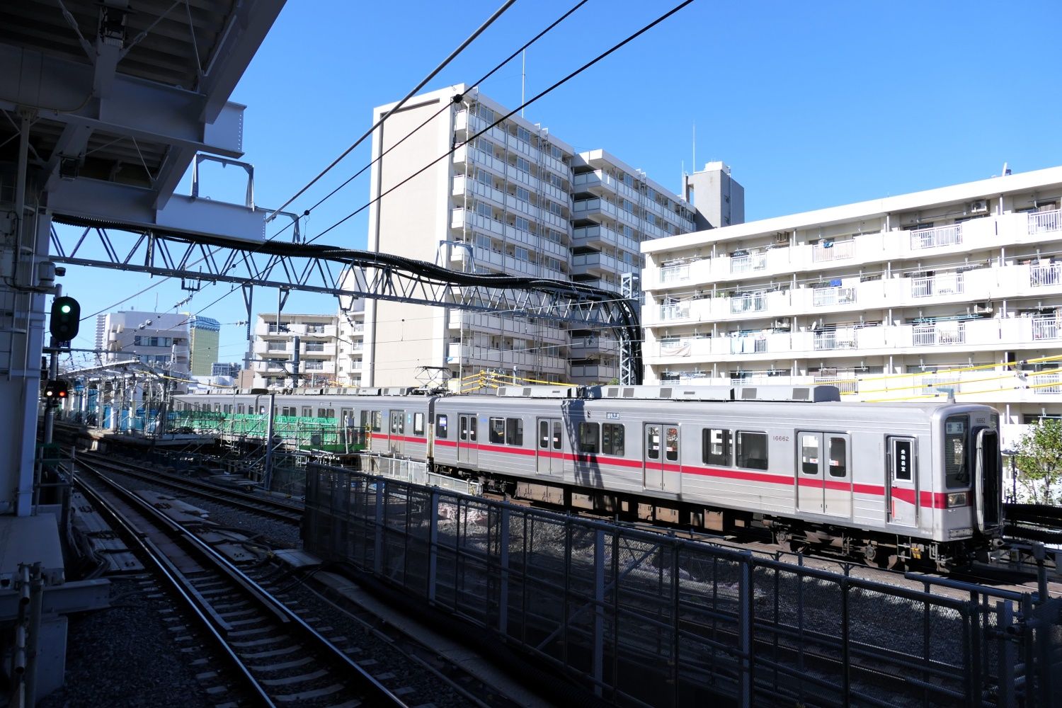 発車した下り電車（記者撮影）