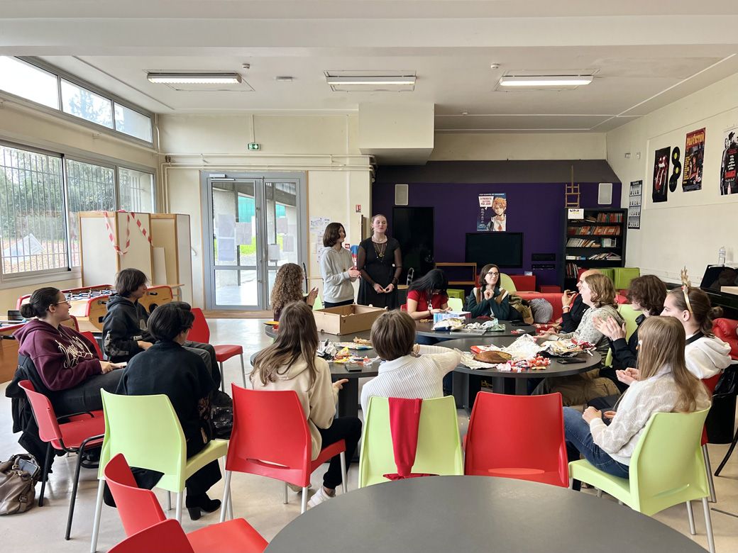 マンガクラブのクリスマス会の様子。カラフルな椅子が印象的だ（筆者撮影）