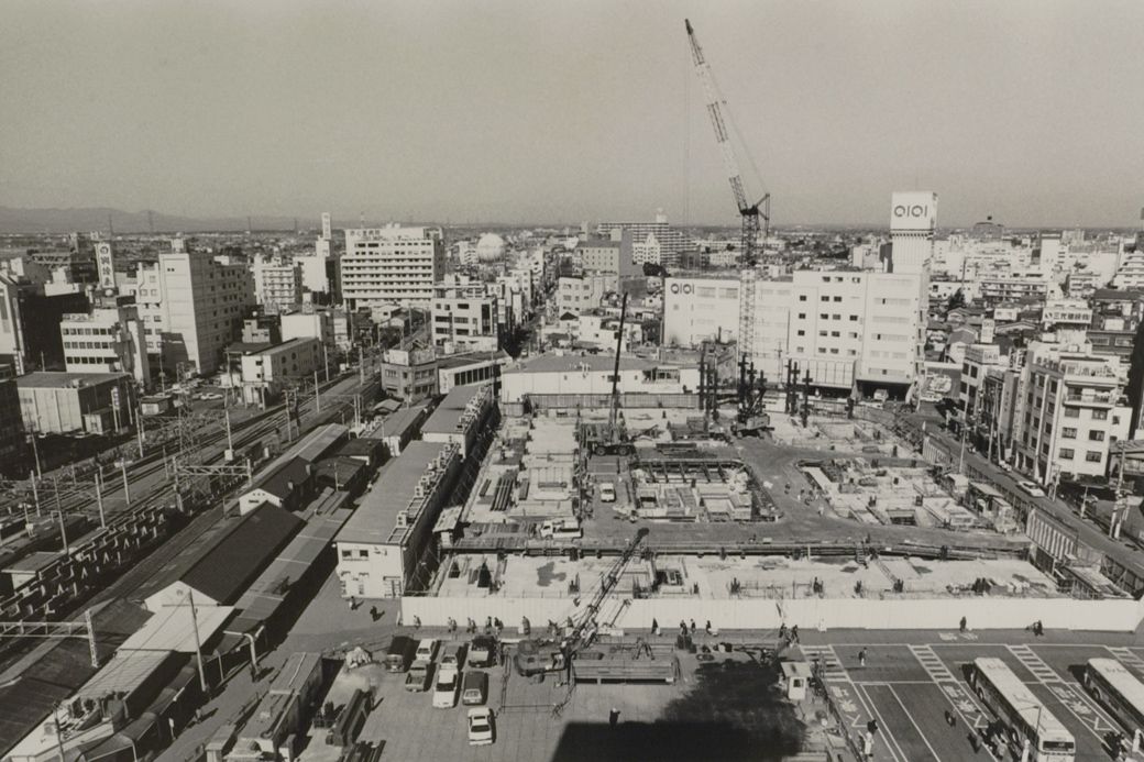川越駅東口再開発(手前)（写真：1989年02月13日、高橋孫一郎撮影）