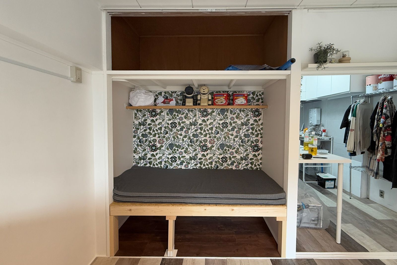 6畳間にベッドを置くと、居住スペースが確保できないため、押し入れをベッドにDIY（筆者撮影）