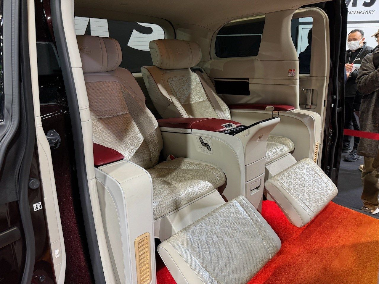 LEXUS LM ショーファースタディのインテリア（筆者撮影）