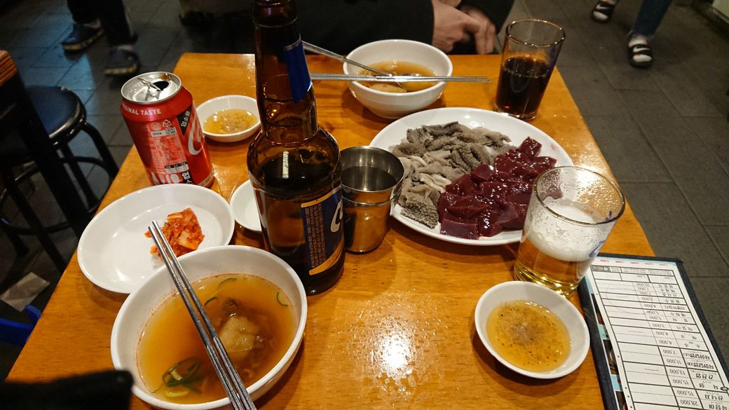 日本では食べれないレバ刺しは、韓国で普通に食べることができる（写真：筆者撮影）