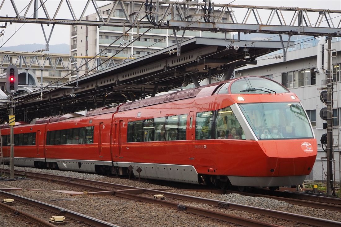 神奈川県秦野市の玄関口、秦野駅を発車するロマンスカーGSE。最初に「いちのいち」の試験を行ったのは秦野市だった（記者撮影）