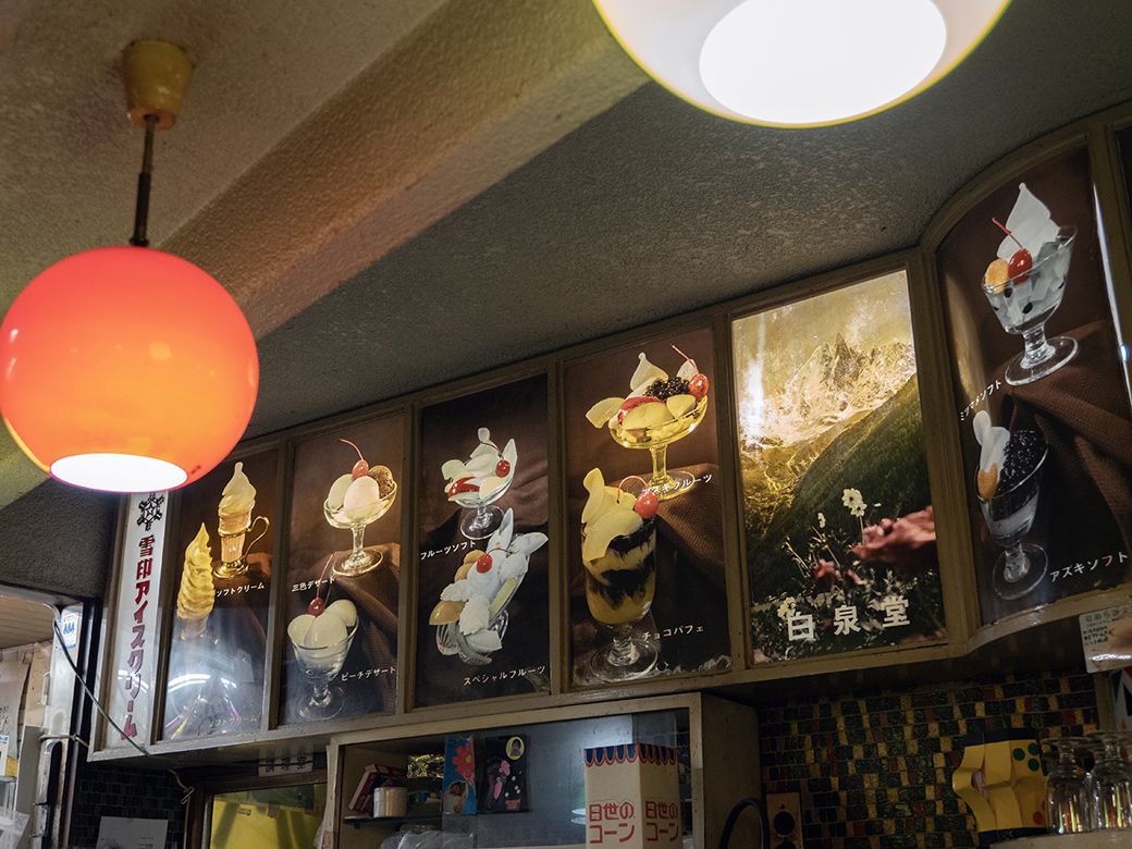 喫茶店の創業当時から変わらないメニューパネル。写真の質感が懐かしい（筆者撮影）