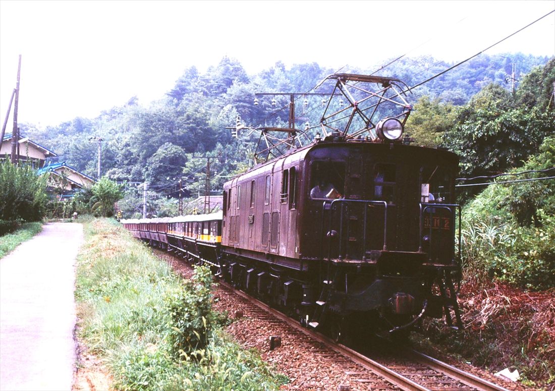 青梅線軍畑付近を行くED16形牽引の貨物列車（撮影：南正時）