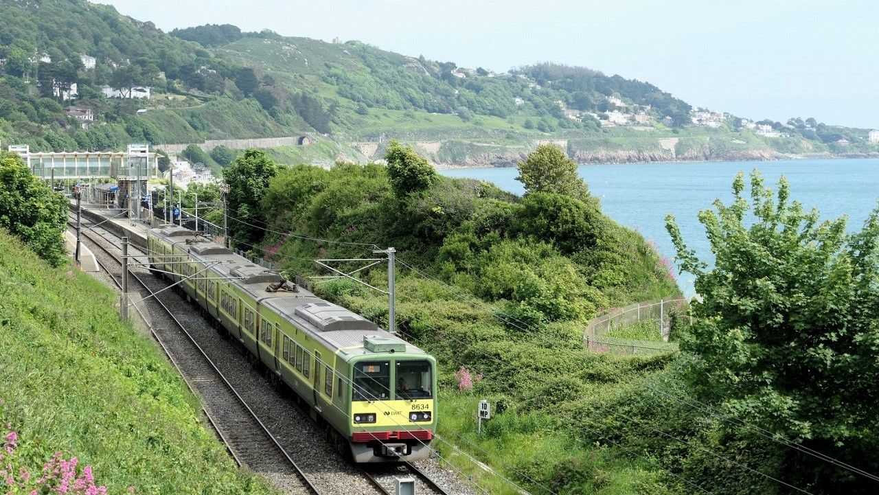 首都ダブリン近郊の海沿いを行く日本製近郊電車（筆者撮影）