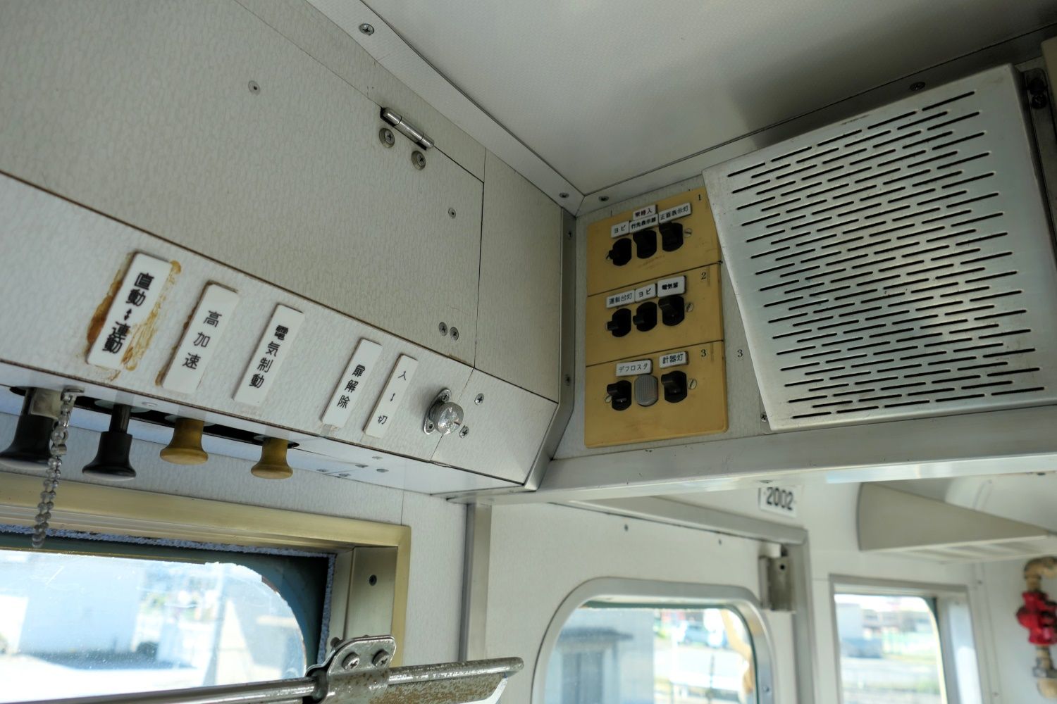 乗務員室の機器類（記者撮影）