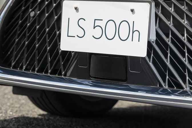 前方のナンバープレートの下に車両周辺を検知するLiDARを装備（写真：トヨタ自動車）