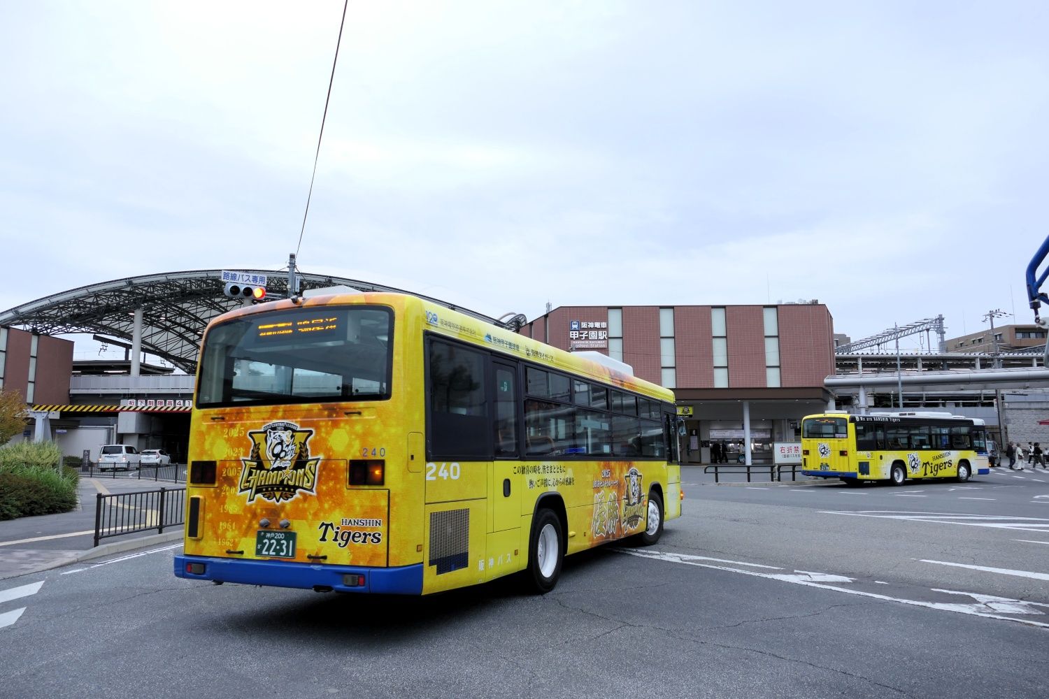 現在は駅前から各方面へ阪神バスが走る（編集部撮影）