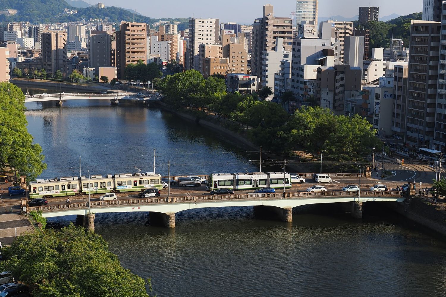 旧ルートにあった荒神橋。車道は片側1車線で渋滞が多く発生していた（撮影：伊原薫）