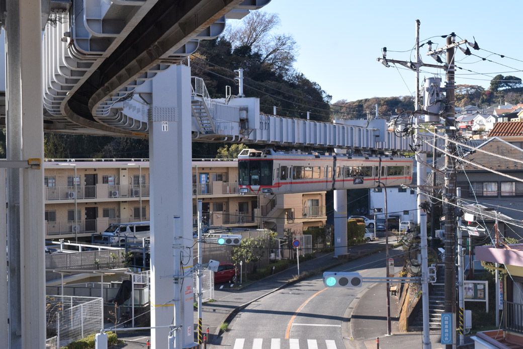 懸垂式のレアなモノレールを体験するためだけでも、このエリアに訪れてみる価値があるかも（写真：筆者撮影）