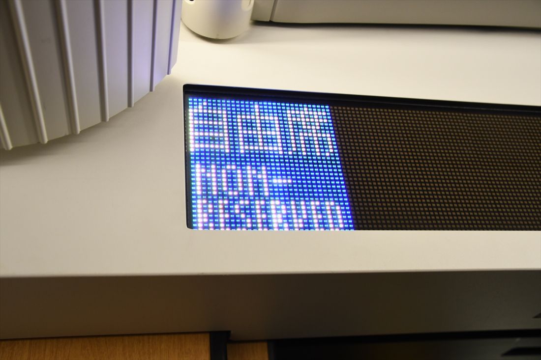 車内には旅客車両時代の名残も。ドア上モニターの「自由席」の表示はそのまま（記者撮影）