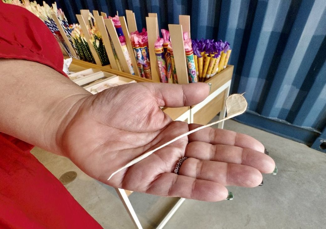 草木染めした和紙をよって花びらにした線香花火（写真：筆者撮影）