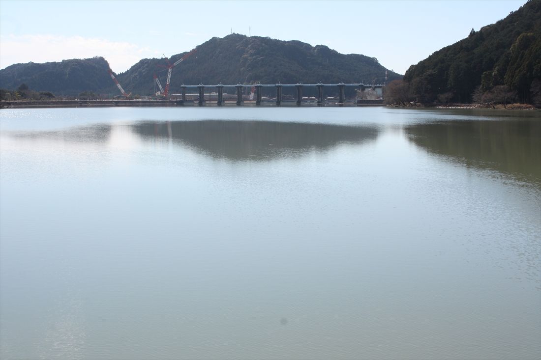 天竜川の船明ダム湖。佐久間線より先に完成した（筆者撮影）