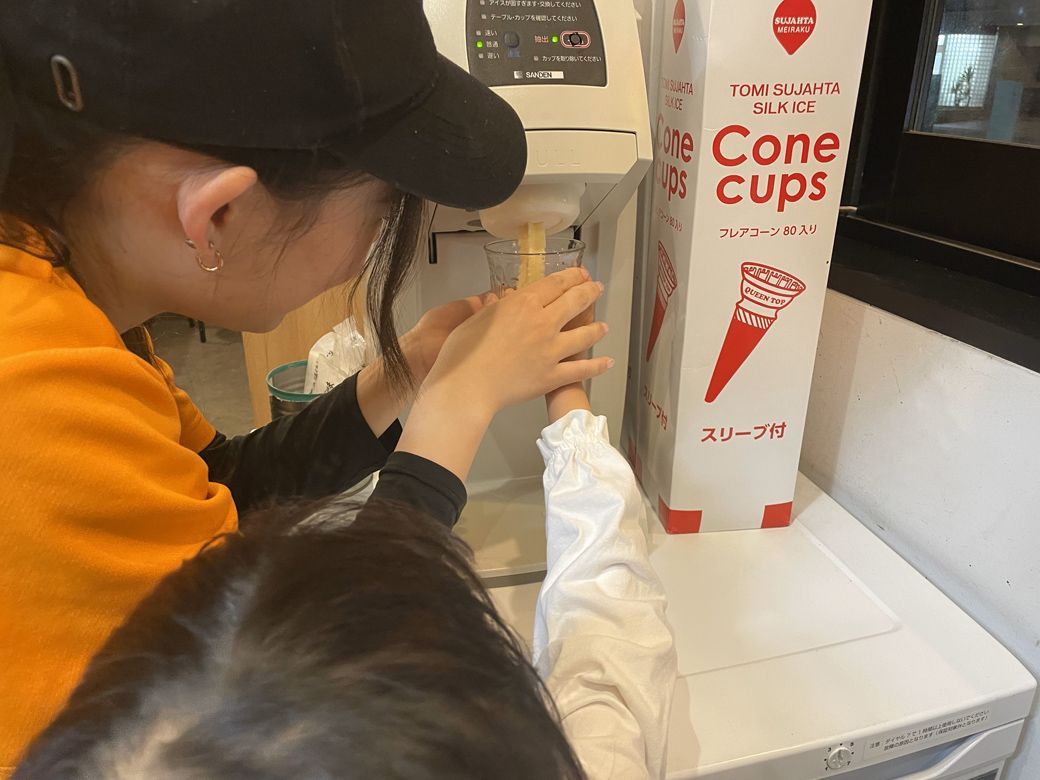 ソフトクリームはコーンとカップが選べる。我が子はカップを選択。（写真：筆者撮影）