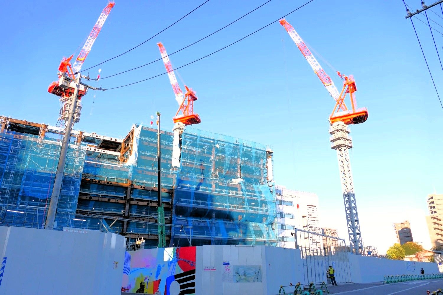 バスセンターの隣接地で進む建設工事（記者撮影）