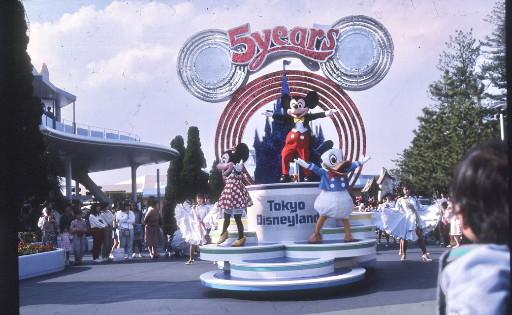 ディズニー５周年記念式典のようす（写真：1988年4月15日、吉野純治撮影）