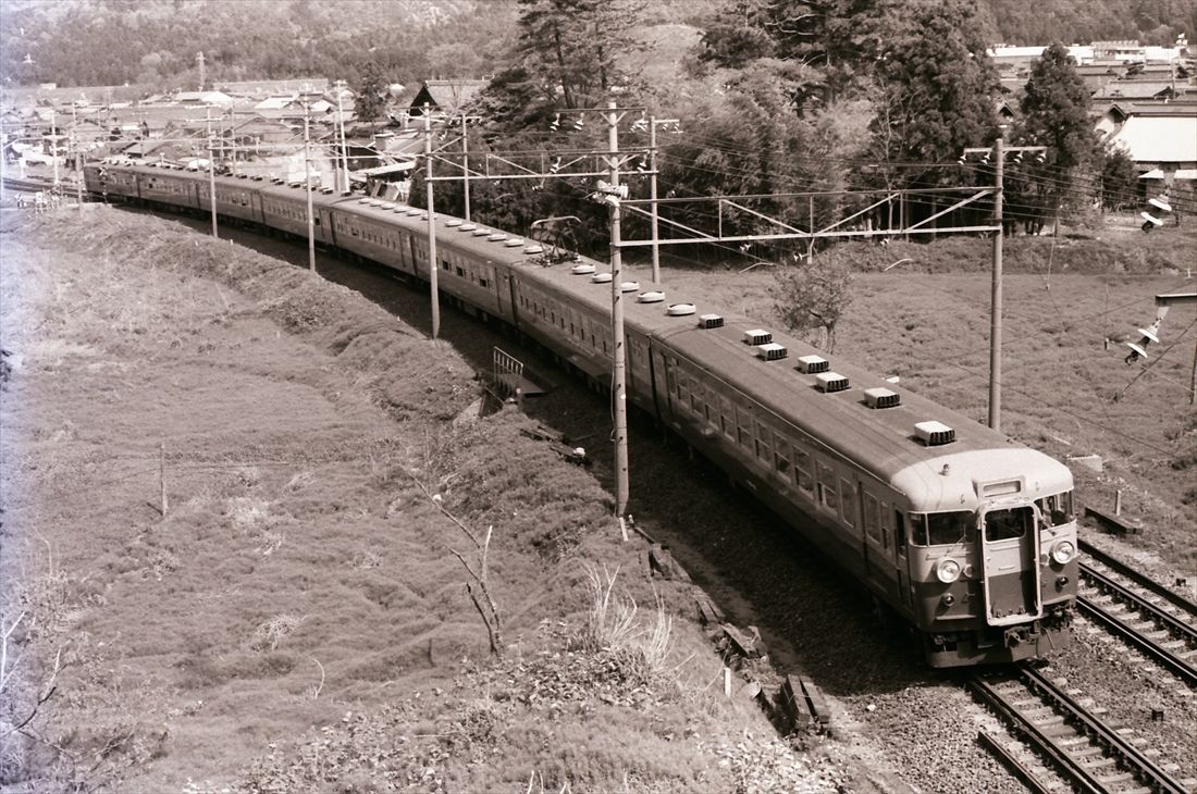 関ケ原付近を走る165系の急行「比叡」（撮影：南正時）