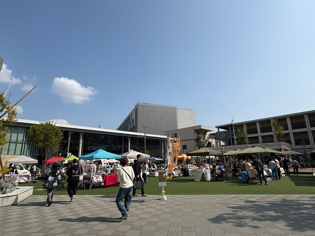 東京たま未来メッセ前の広場で催し物が行われていた（写真：筆者撮影）