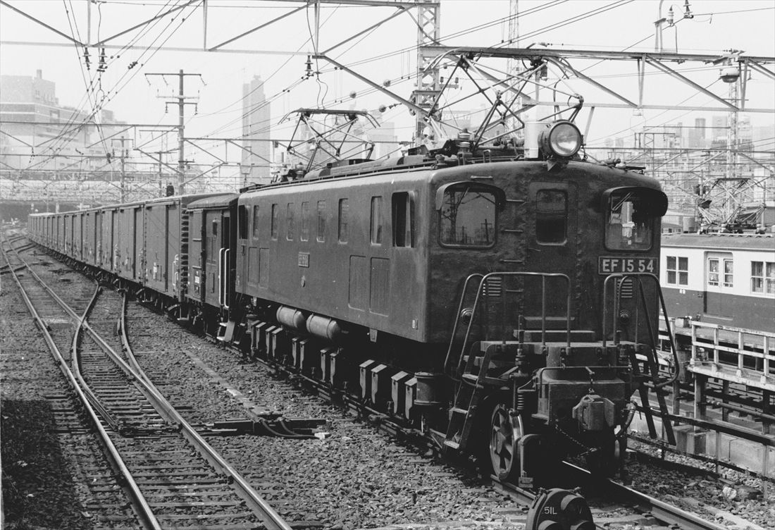 新宿付近を走るEF15形牽引の貨物列車（撮影：南正時）