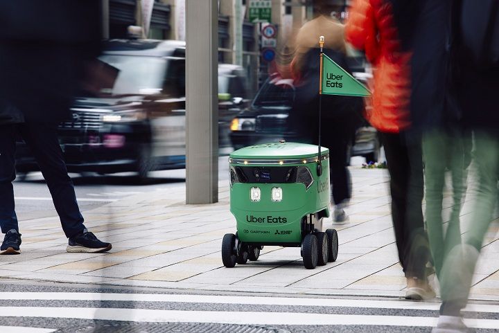 オフィス街の歩道を走行してデリバリーする自律型ロボット（写真：Uber Eats）