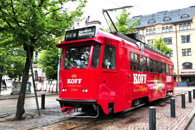 旧型トラムで運行のヘルシンキ観光ビール電車（筆者撮影