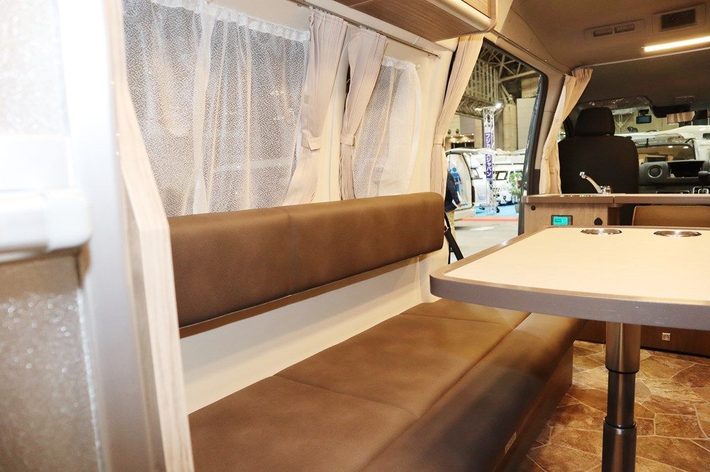 新型キャンピングカー「レクビィ プラスリビン」のライトタイプ（写真：筆者撮影）