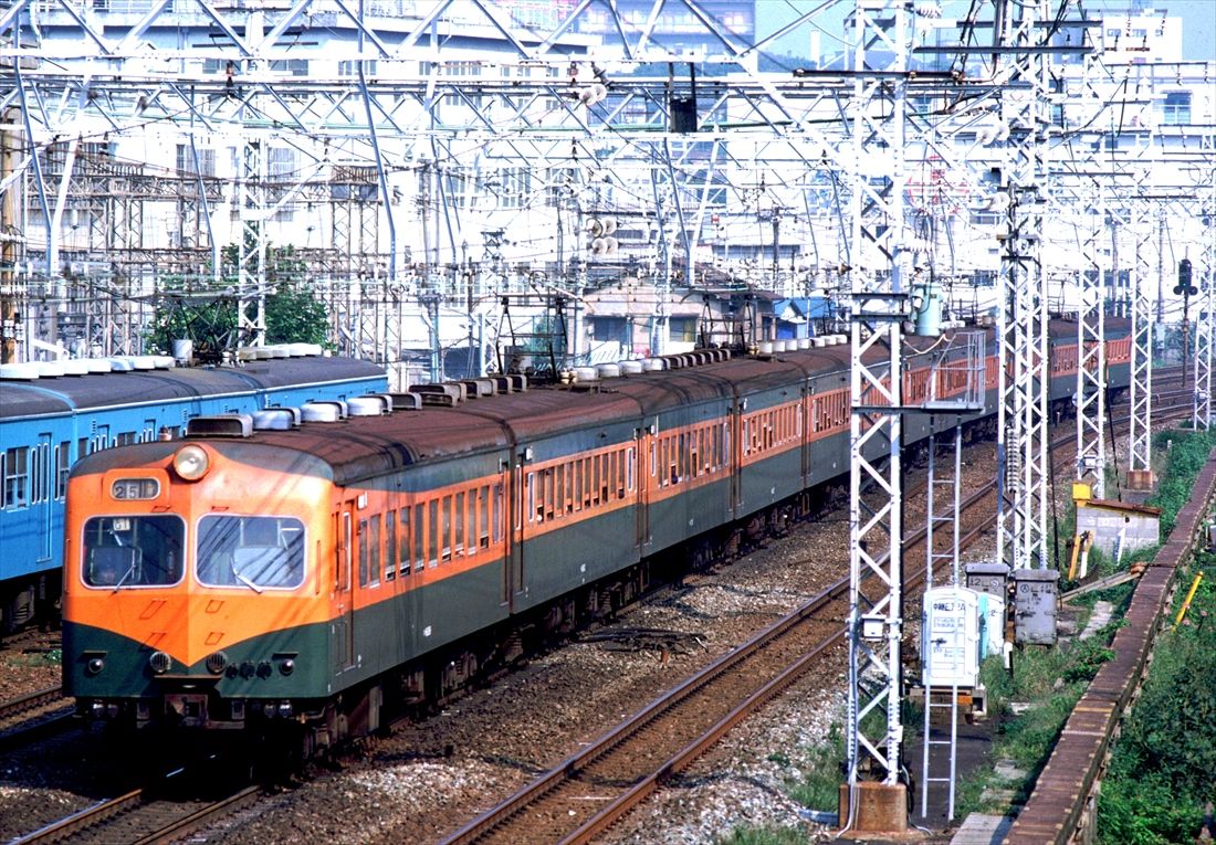 中・長距離電車の元祖である80系電車は153系以降の急行型電車につながる道筋をつくった車両。大井町付近を走る（撮影：南正時）