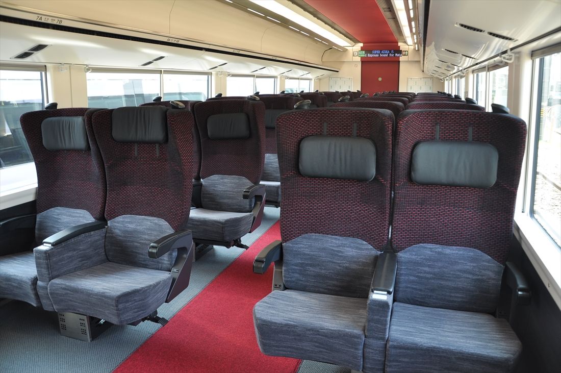 中央線特急「あずさ」「かいじ」のE353系グリーン車。座席の配置は2∔2で普通車と同じだが、シートピッチは1160mmと20cmも広い（編集部撮影）