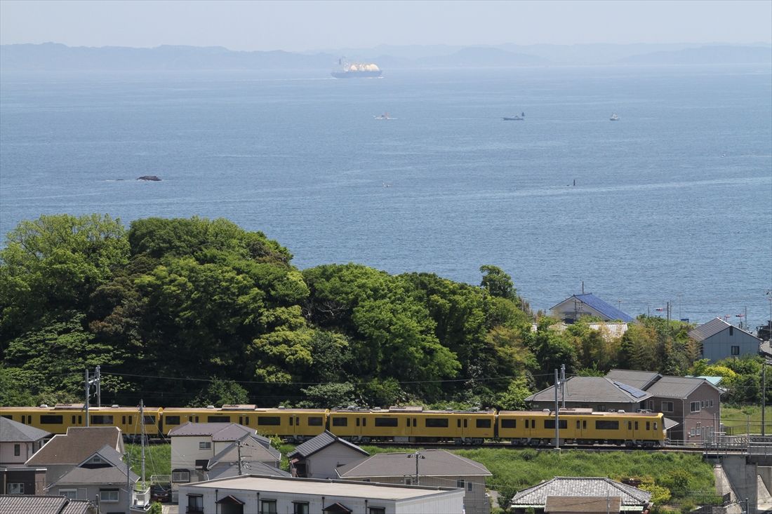 海をバックに走る「KEIKYU YELLOW HAPPY TRAIN」（撮影：南正時）