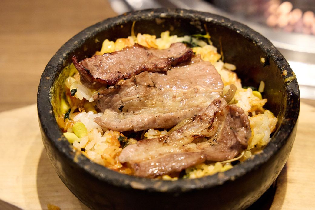 石焼ビビンバにカルビをトッピング。食べ放題は、こういうカスタマイズも楽しい（写真：筆者撮影）