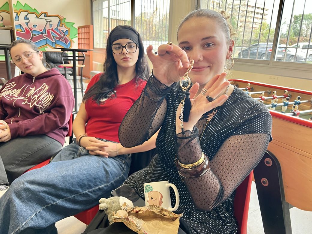 マンガクラブの部長はキーホルダーとマグカップをゲット。膝にいるトトロは、マンガクラブのマスコットキャラクターだ（筆者撮影）