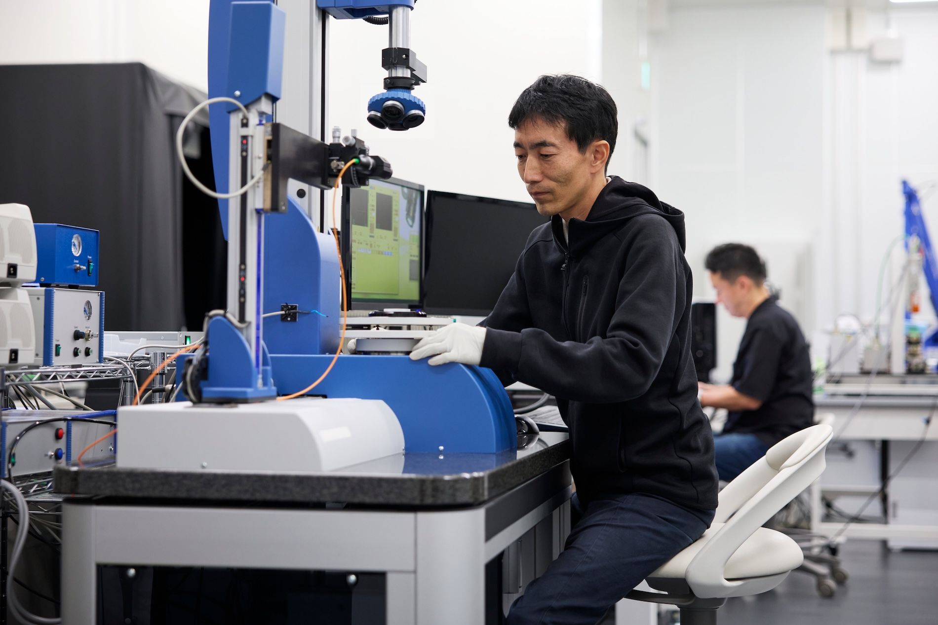 ラボには多くの装置が置かれている（写真：アップル提供）