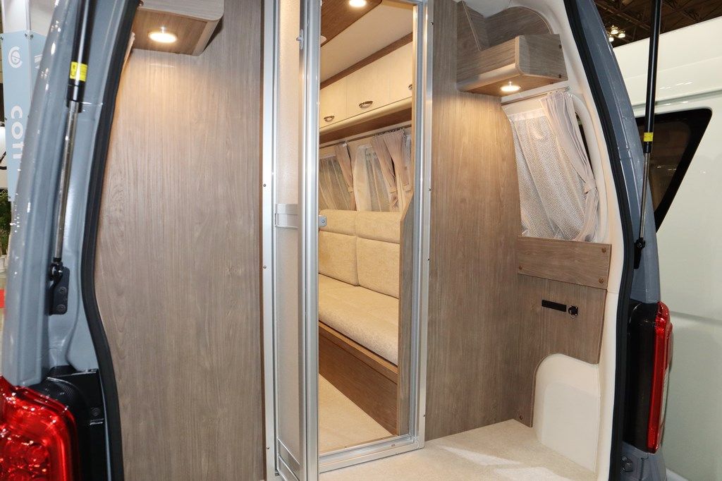 新型キャンピングカー「レクビィ プラスリビン」のスタンダードタイプ（写真：筆者撮影）