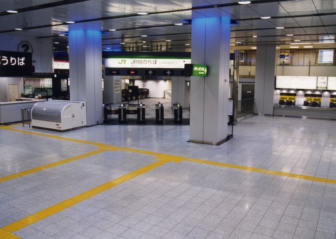 2002年当時の新宿駅百貨店口（写真：京王電鉄）