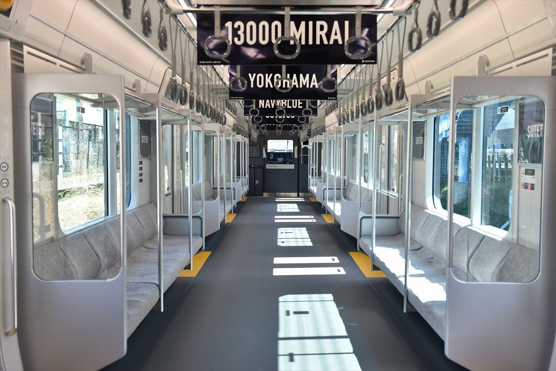 グレーを基調とした13000系の車内（撮影：大澤誠）
