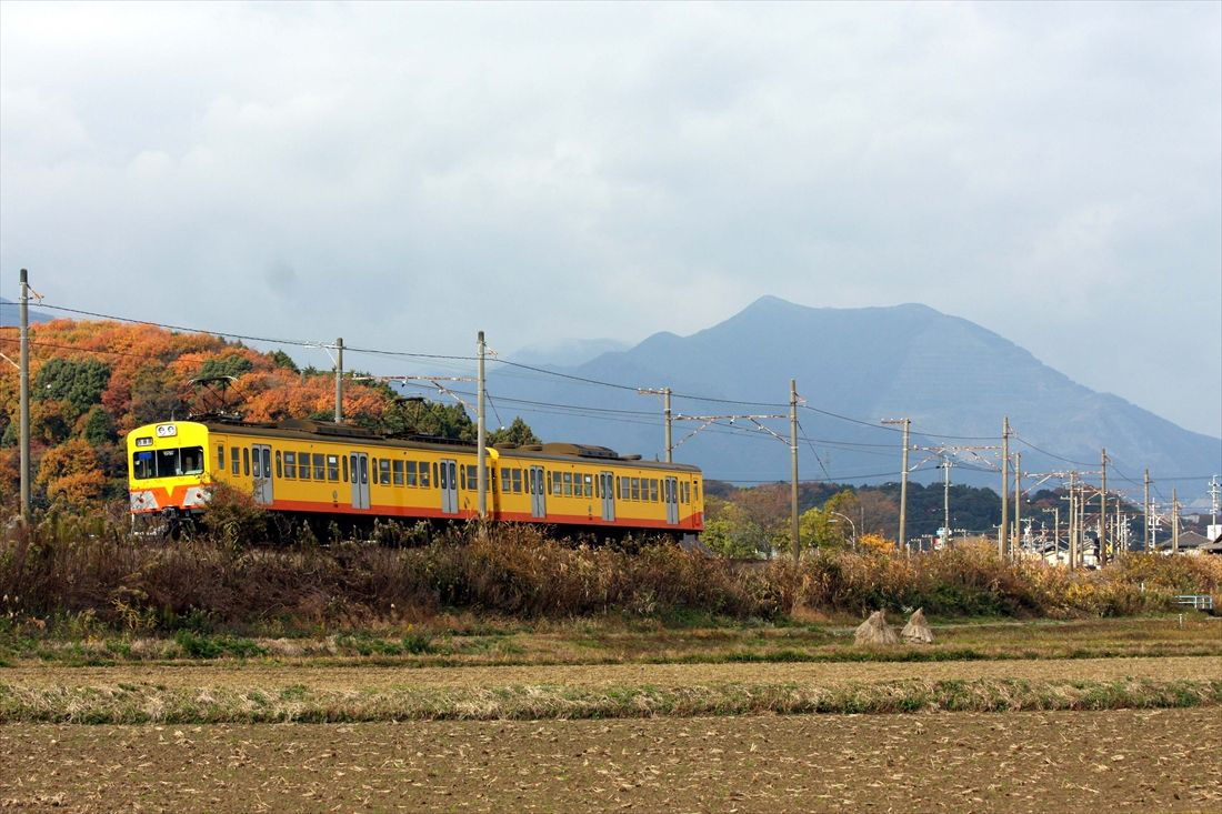 藤原岳をバックに走る三岐鉄道101系。同鉄道はかつての西武秩父線のようにセメント輸送の貨物列車が走っている（撮影：南正時）